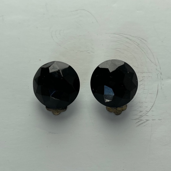 Vintage black jet clip earrings - Picture 3 of 7